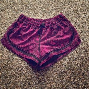 Lululemon paisley pink and black size 6